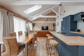 Dining - Chalice Close - Home with parking in Ashley Cross close to beaches (Bournemouth, Christchurch and Poole)