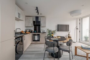 Fridge, microwave, oven, stovetop - The Sloop - Restaurants & Poole Park close by with balcony (Bournemouth, Christchurch and Poole)