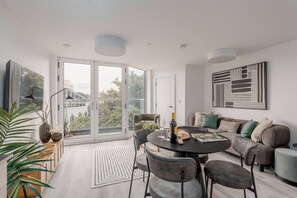 TV - The Sloop - Restaurants & Poole Park close by with balcony (Bournemouth, Christchurch and Poole)