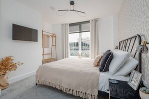 2 室のベッドルーム、アイロン / アイロン台、WiFi、ベッドシーツ