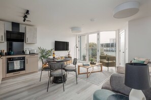 TV - The Sloop - Restaurants & Poole Park close by with balcony (Bournemouth, Christchurch and Poole)