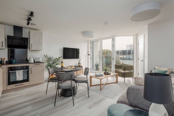TV - The Sloop - Restaurants & Poole Park close by with balcony (Bournemouth, Christchurch and Poole)
