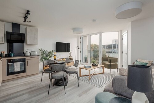 The Sloop - Restaurants & Poole Park close by with balcony