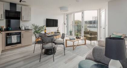 The Sloop - Restaurants & Poole Park close by with balcony