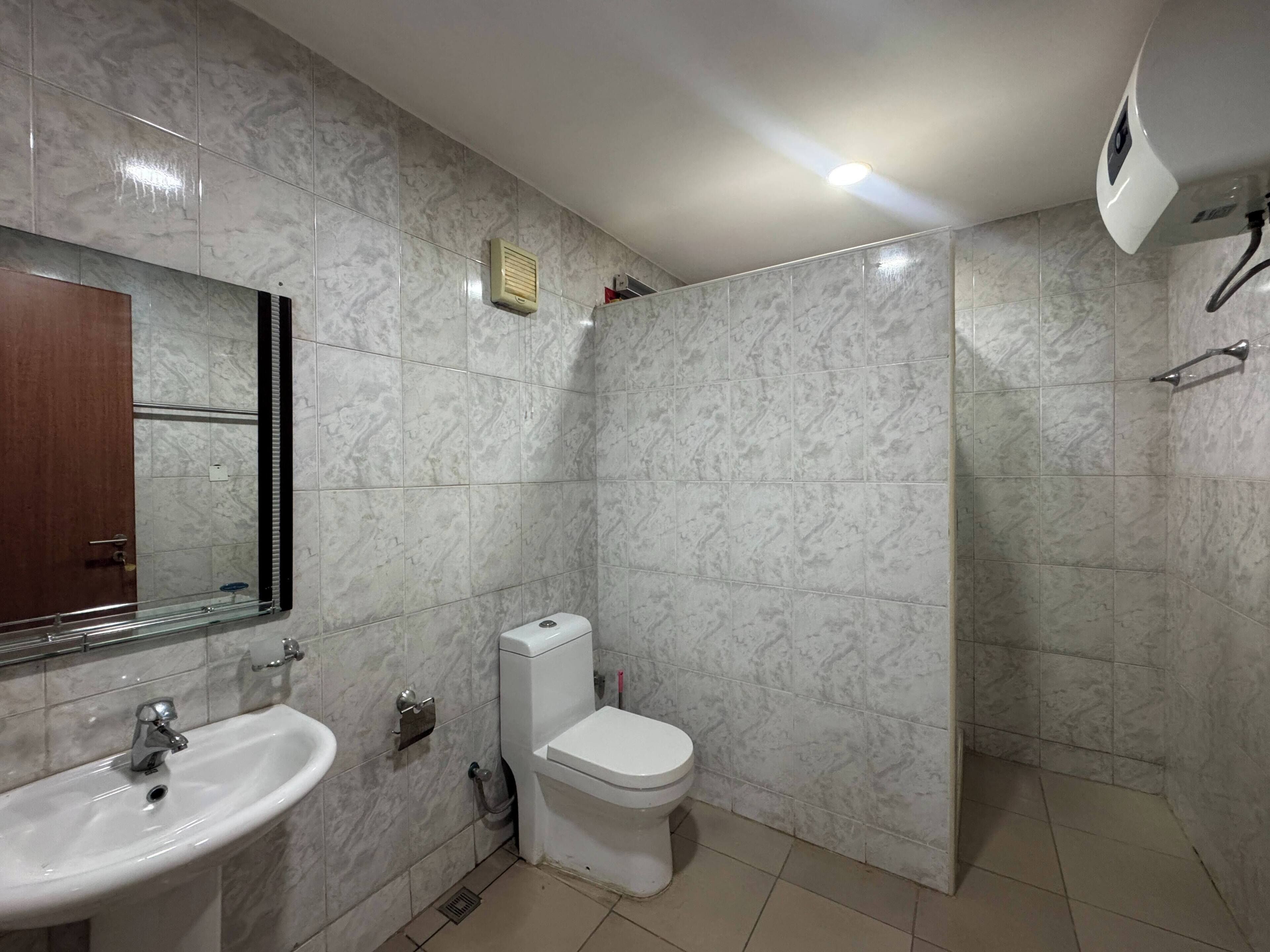 Ein Badezimmer mit Waschbecken, Toilette und Spiegel.