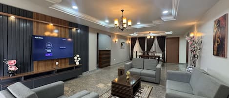 Departamento familiar | Área de sala de estar | Smart TV de 55 pulgadas con canales digitales y Netflix
