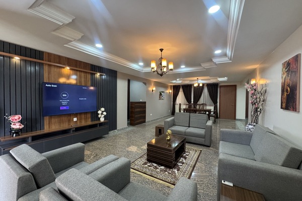 Apartemen Keluarga | Area keluarga | Smart TV 55-inci dengan saluran TV digital dan Netflix