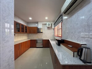 สแตนดาร์ดอพาร์ทเมนท์, ระเบียง, วิวภูเขา | ครัวส่วนตัว | ไมโครเวฟ, เตาอบ, เครื่องครัว/จาน/ช้อนส้อม, โต๊ะรับประทานอาหาร