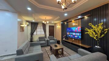 Standard Apartment, Balcony, Mountain View | Living area