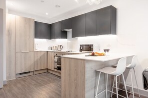Fridge, microwave, oven, stovetop - Quayside - Close to restaurants on the Quay, beach and town (Poole)