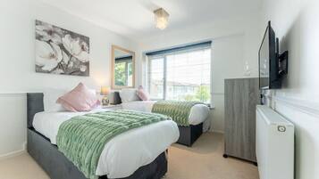 3 bedrooms, iron/ironing board, WiFi, bed sheets