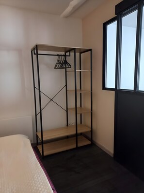 Tabla de planchar con plancha y ropa de cama 
