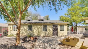 A house with a covered patio, a tree, and a small garden. - Shop & Dine! Getaway 3 Mi to Old Town Scottsdale (Scottsdale)