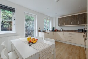 Fridge, microwave, oven, stovetop - The Hideaway - Close to the beach, town and the BIC (Dorset)