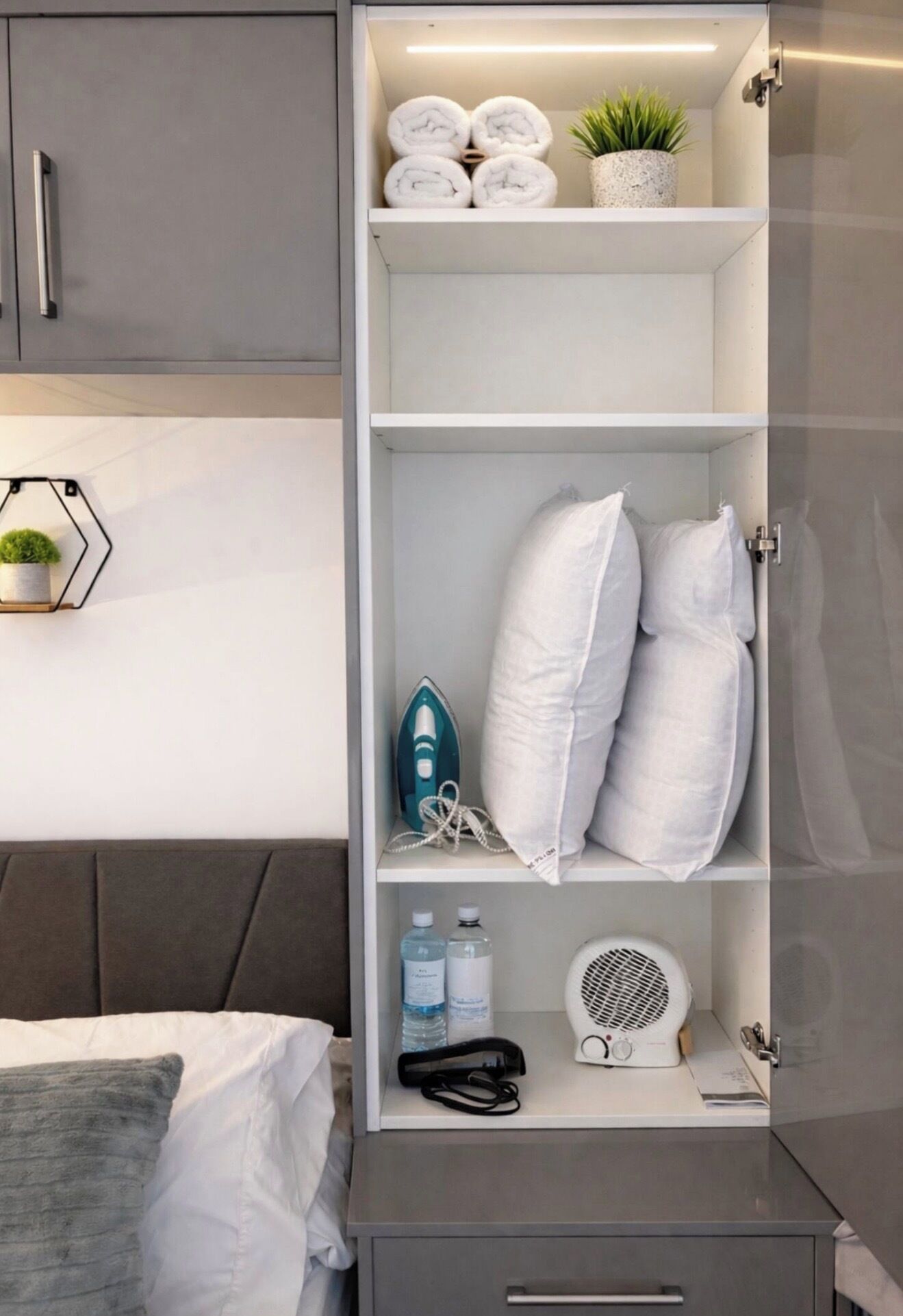 1 dormitorio, tabla de planchar con plancha, wifi y ropa de cama