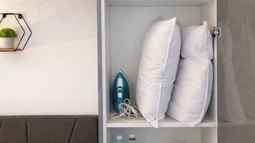 1 dormitorio, tabla de planchar con plancha, wifi y ropa de cama