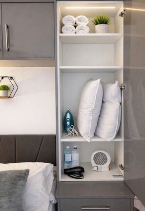 1 bedroom, iron/ironing board, WiFi, bed sheets - Modern Studio | Near NEC & BHX | Free Parking (Birmingham)