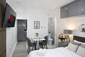 1 bedroom, iron/ironing board, WiFi, bed sheets - Modern Studio | Near NEC & BHX | Free Parking (Birmingham)