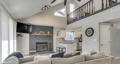 Renovated Townhome w/ Garage, 12 Mi to St Louis