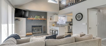 Renovated Townhome w/ Garage, 12 Mi to St Louis