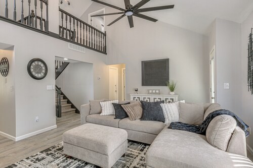 Renovated Townhome w/ Garage, 12 Mi to St Louis