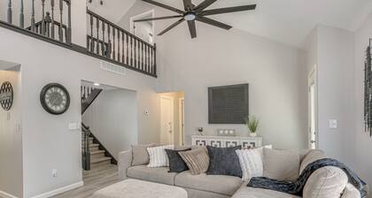 Renovated Townhome w/ Garage, 12 Mi to St Louis