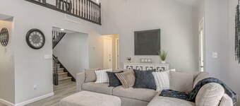 Renovated Townhome w/ Garage, 12 Mi to St Louis
