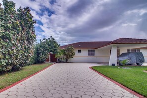Interior - Pool Access! Snowbird Gem in Country Club of Miami (Miami Gardens)