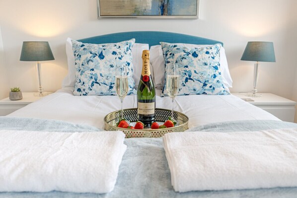 Desk, iron/ironing board, WiFi, bed sheets - Shoreline Suite - Beach and seaviews from a private balcony (Bournemouth)