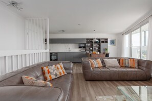 TV - Shoreline Suite - Beach and seaviews from a private balcony (Bournemouth)