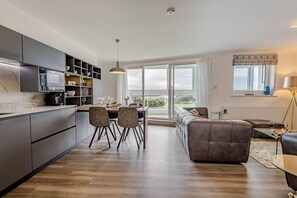TV - Shoreline Suite - Beach and seaviews from a private balcony (Bournemouth)
