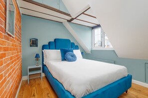 Desk, iron/ironing board, WiFi, bed sheets