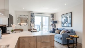 Eine moderne Wohnung mit Küche, Essbereich und Wohnzimmer.