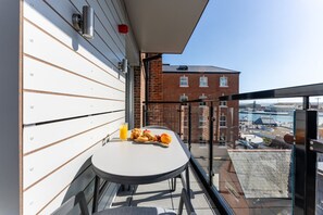 Outdoor dining - Quay View - Close to the quay & town with balcony & parking (Poole)