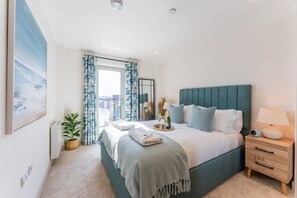 Desk, WiFi, bed sheets - Harbour View -  Sea Views & Balcony close to Poole Town (Poole)