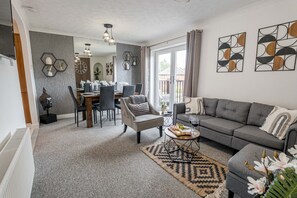 TV - The Catalina Breeze - By the harbour, park and town with parking (Dorset)