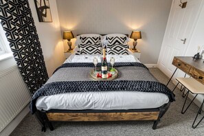 Desk, iron/ironing board, WiFi, bed sheets - The Catalina Breeze - By the harbour, park and town with parking (Dorset)