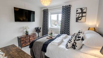 Desk, iron/ironing board, WiFi, bed sheets