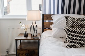 Desk, iron/ironing board, WiFi, bed sheets - The Catalina Breeze - By the harbour, park and town with parking (Dorset)