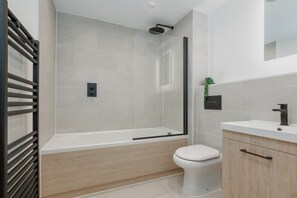 Hair dryer, towels - Aurora`s Abode - Close to Ashley Cross with balcony (Dorset)