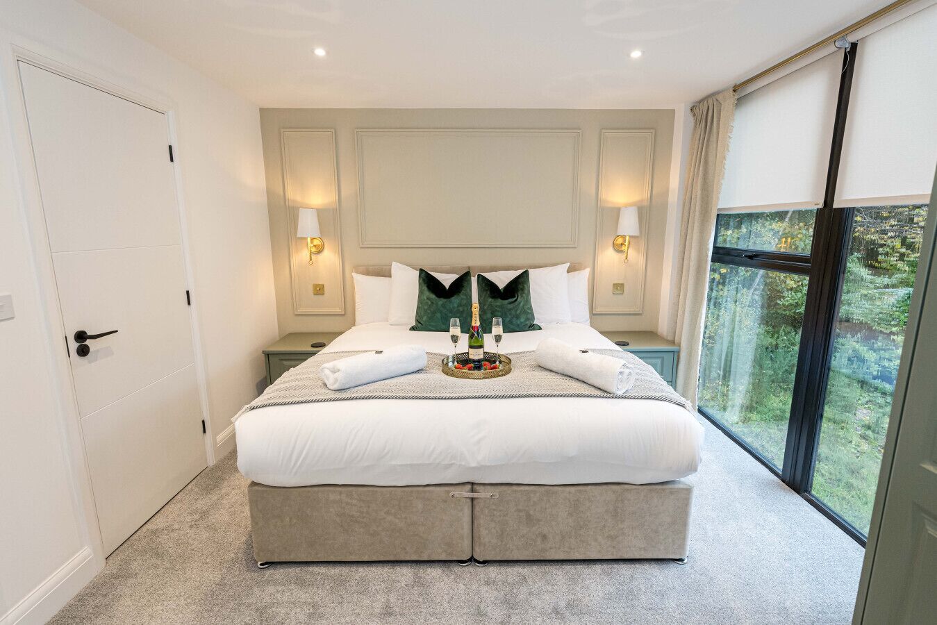 Desk, WiFi, bed sheets