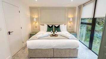 Desk, WiFi, bed sheets