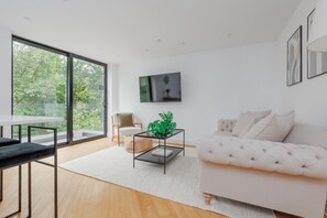 TV - Aurora`s Abode - Close to Ashley Cross with balcony (Dorset)