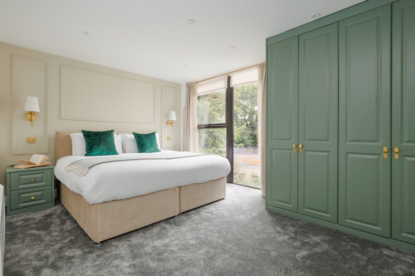 2 bedrooms, desk, WiFi, bed sheets