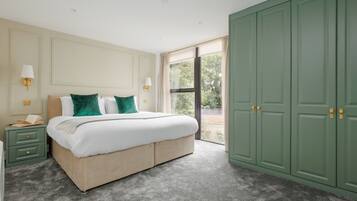 2 bedrooms, desk, WiFi, bed sheets