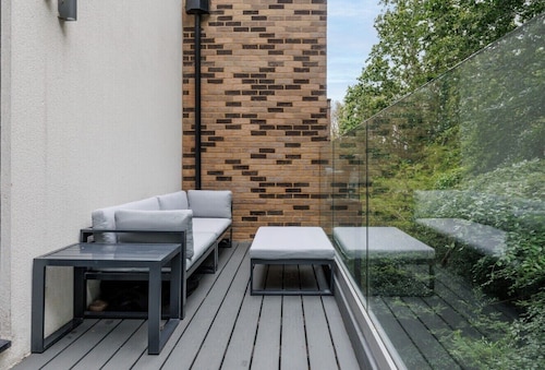 Aurora`s Abode - Close to Ashley Cross with balcony