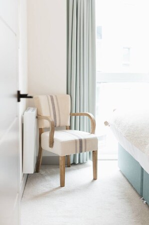 1 bedroom, desk, WiFi, bed sheets - Vespasian's Abode - Explore the Quay and Old town and close to beach (Poole)