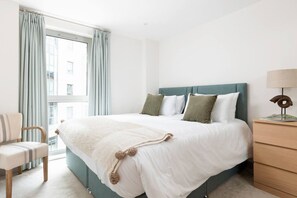 1 bedroom, desk, WiFi, bed sheets - Vespasian's Abode - Explore the Quay and Old town and close to beach (Poole)