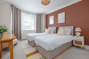 Desk, WiFi, bed sheets - Pottery Place - Close to shops, restaurants & the beach sleeps 8 (Poole)