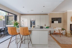 Fridge, microwave, oven, stovetop - Pottery Place - Close to shops, restaurants & the beach sleeps 8 (Poole)